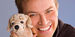Robert Steiner und Stoffhund Pippi (Bild: ORF)
